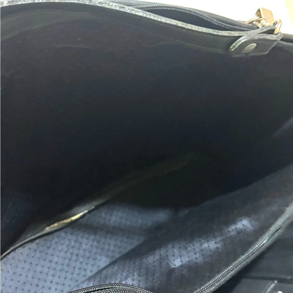 Elegant Black Leather Handbag - Picture 7 of 9